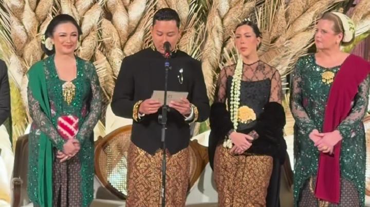 Kebaya Hitam Patricia